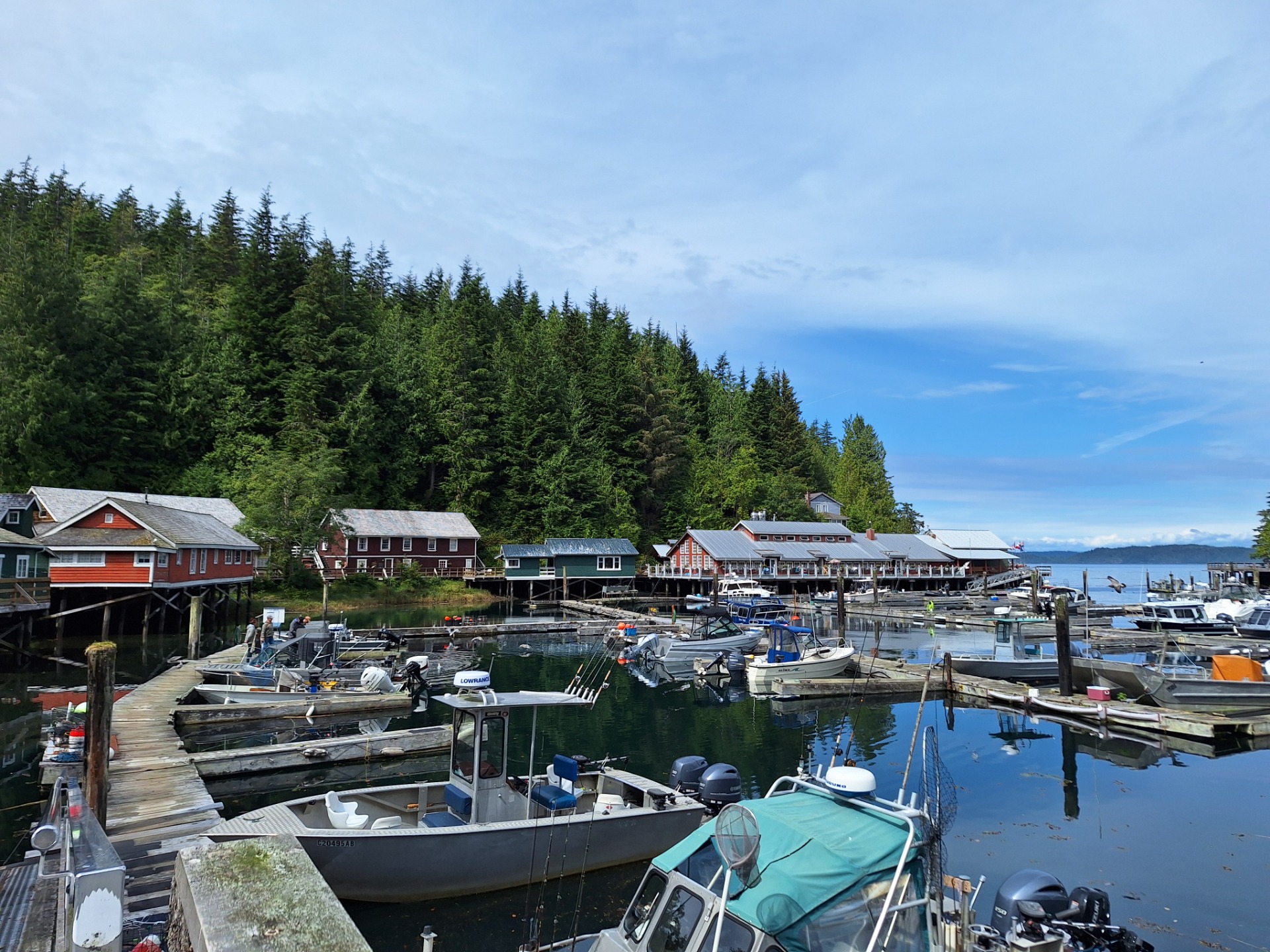 Unser Stelzenhaus, das rote vorne links
